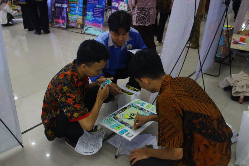 KREATIF: Mahasiswa PBI semester 2 dan 6 menggelar pameran bertajuk Tradigital English Expo 2025 di GKU dr HR Suparsono, Selasa (17/6).
