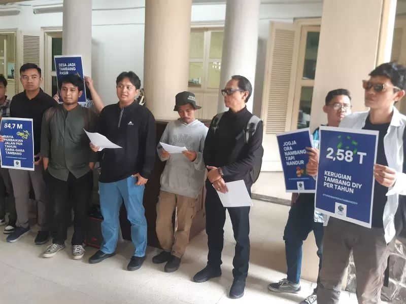 Puluhan orang yang tergabung dalam Koalisi Wargo Jogo Banyu Yogyakarta yang mendatangi Gedung DPRD DIY, Senin (26/5/2025). Mengusulkan beberapa ide dalam tahap penyusunan raperda.