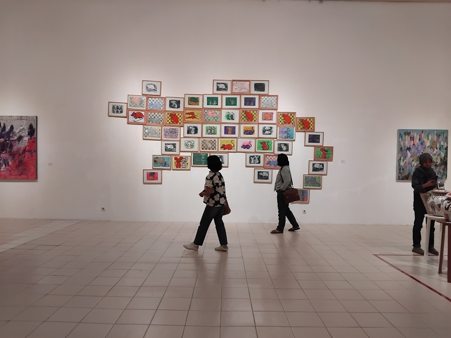 Para pengunjung saat menikmati karya-karya dalam pameran seni rupa Pertemuan di Jogja Gallery.