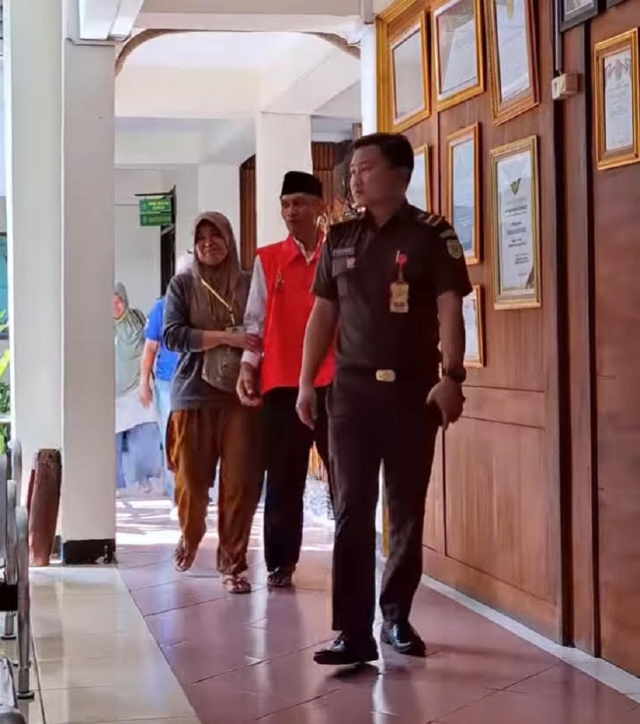 SIDANG PERTAMA: Seorang petani asal Mendak Kalurahan Kanigoro, Kapanewon Saptosari, Kabupaten Gunungkidul, Ratno Widodo, 45 sedang dalam menuju ruang sidang di PN Wonosari Selasa (17/6/2025).