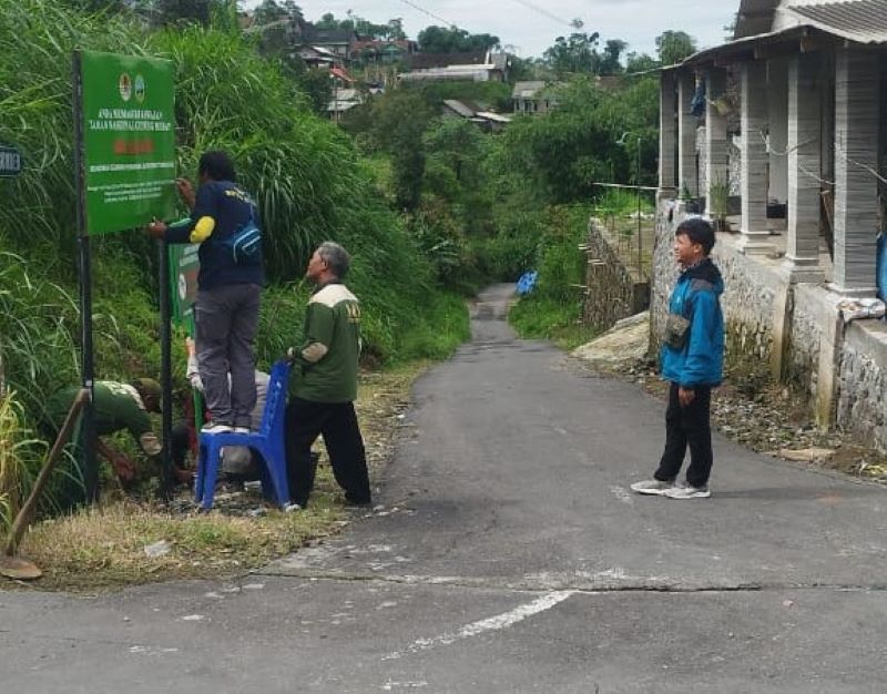 Pemasangan informasi larangan pendakian.&nbsp;