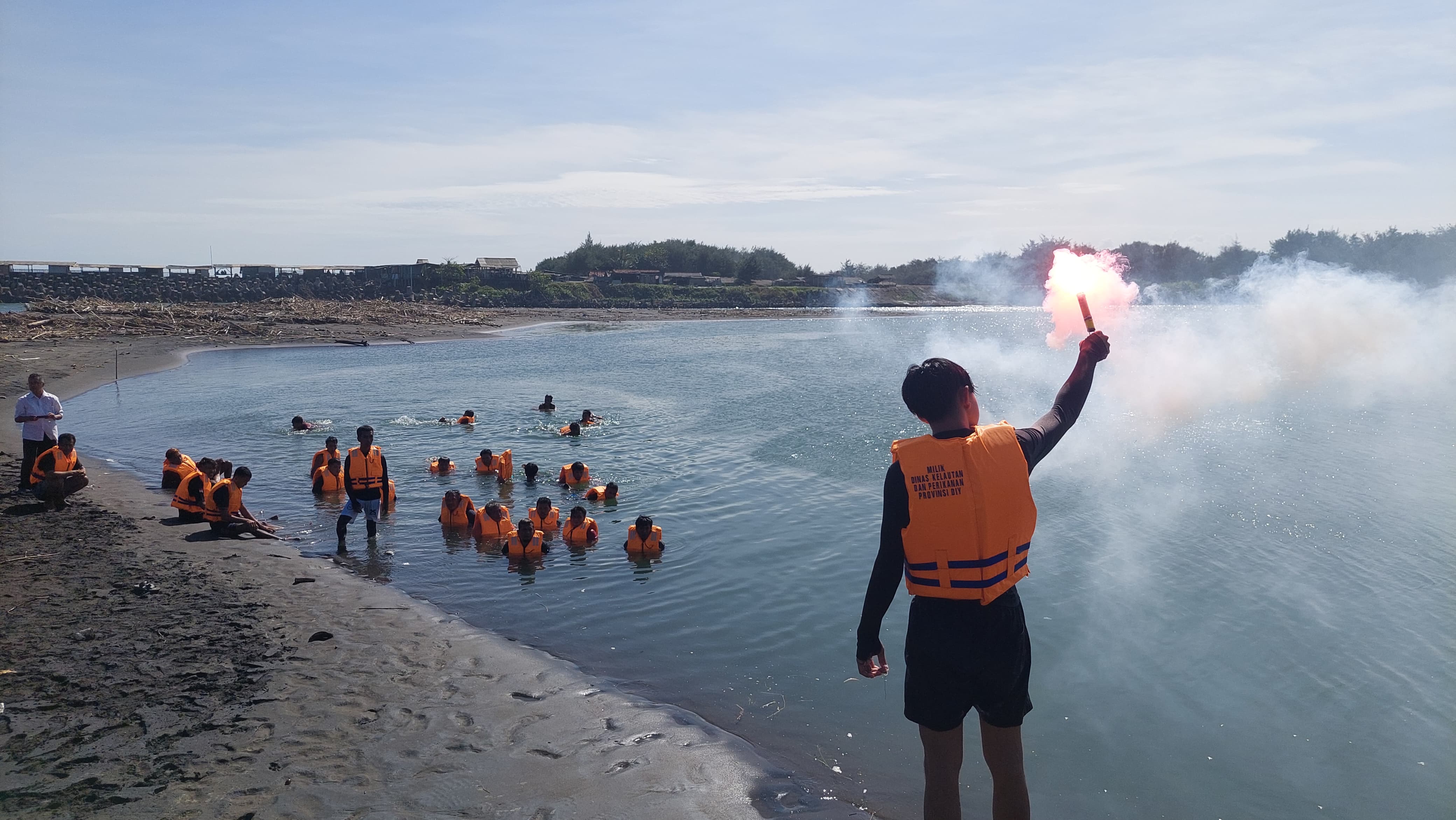 Sebanyak 30 nelayan di Kulon Progo mendapatkan pelatihan keselamata. Mereka dibekali kemampuan teori dan praktik. Di antaranya saat terjadi kapal terbakar, kapal tenggelam dan bertahan dengan berenang