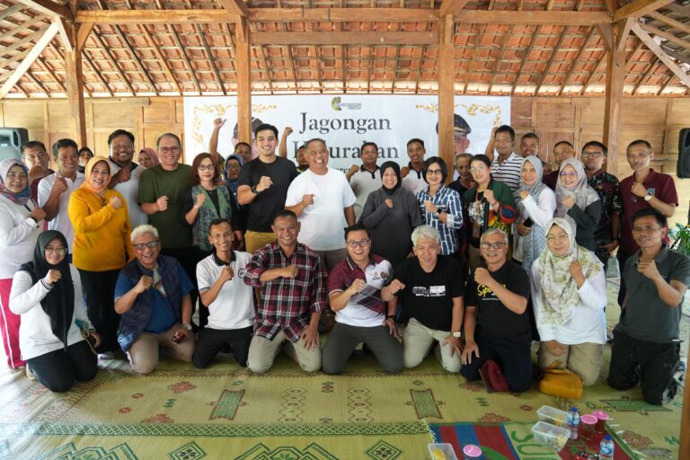 agongan Kalurahan Aria Nugrahadi (duduk jongkok nomor dua dari kiri) di Kalurahan Maguwoharjo, Depok, Sleman