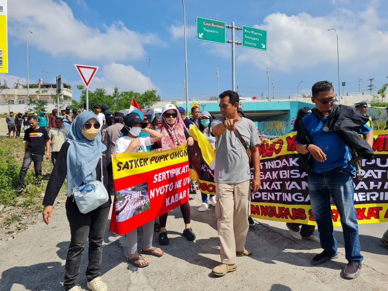 PROTES: Warga RW 21 Rejowinangun Utara, Kota Magelang melakukan aksi damai di kawasan flyover Canguk, Minggu (15/6).