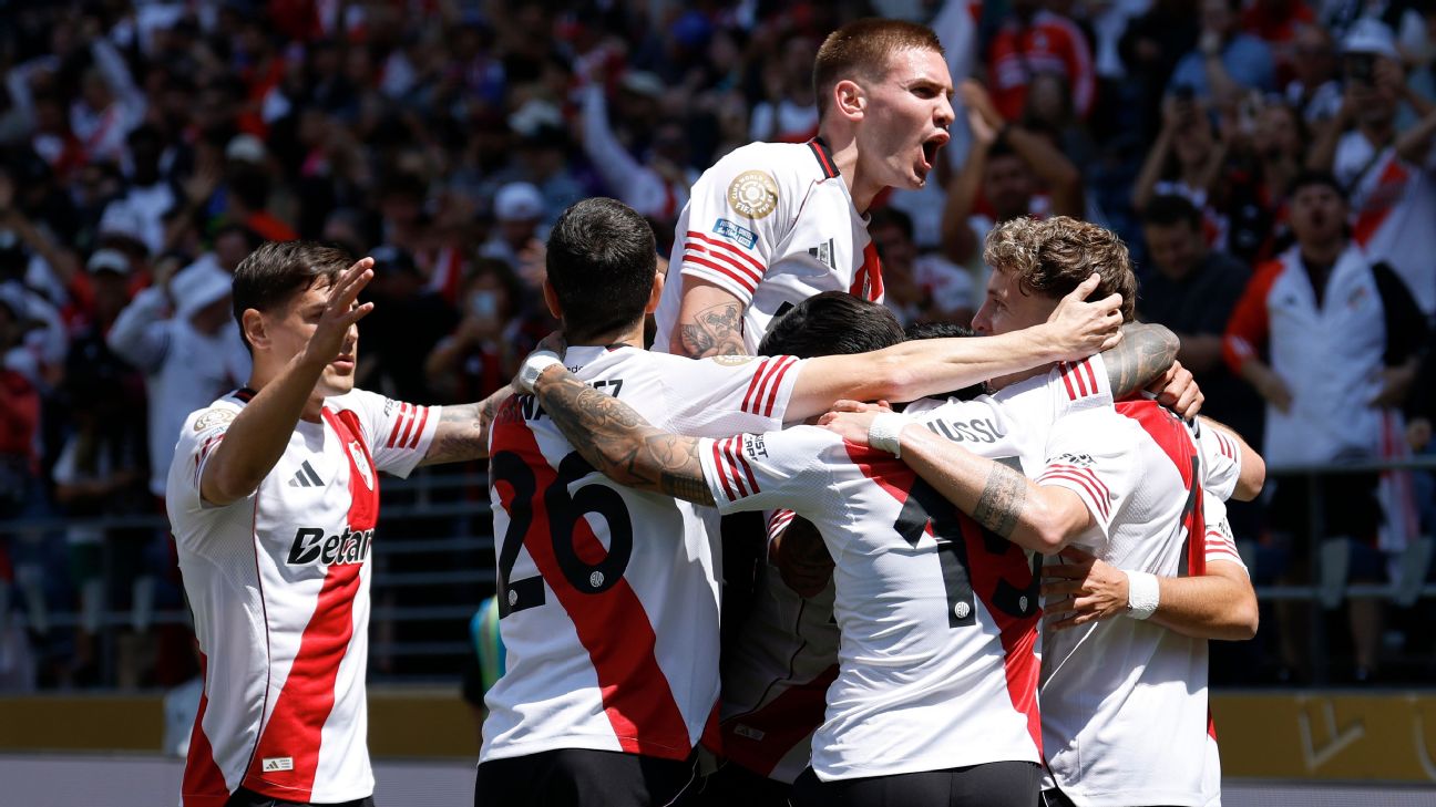 Selebrasi pemain River Plate setelah mencetak gol dalam kemenangan 3-1 atas Urawa Red Diamonds di Piala Dunia Antarklub