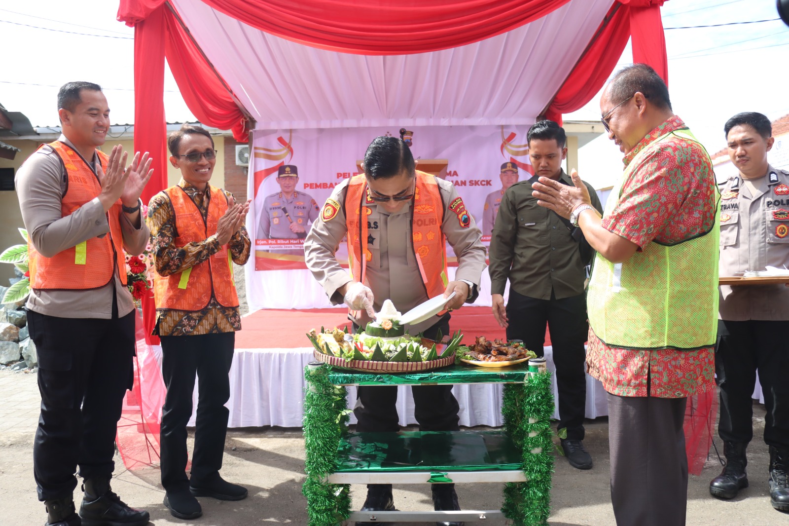 Polres Kebumen mulai membangun gedung khusus pelayanan Surat Keterangan Catatan Kepolisian (SKCK). Pembangunan gedung ditandai prosesi peletakan batu pertama dan pemotongan tumpeng.
