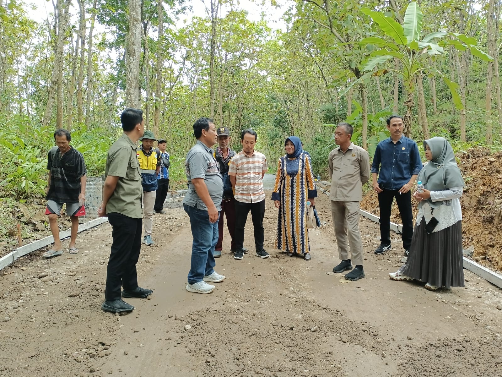 Rombongan Komisi D DPRD Kebumen melakukan sidak ke lokasi proyek Jalan Banyumudal-Redisari