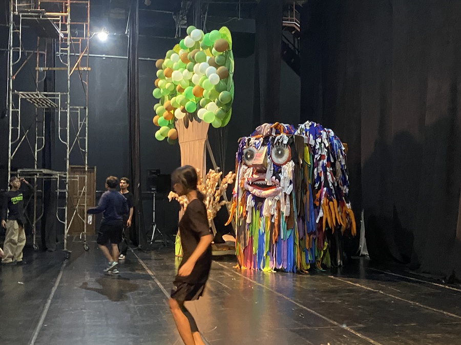 GLADI BERSIH: Salah satu penampil Parade Teater Lini Masa #8 di Panggung Pertunjukan TBY, Kamis (19/6/2025).