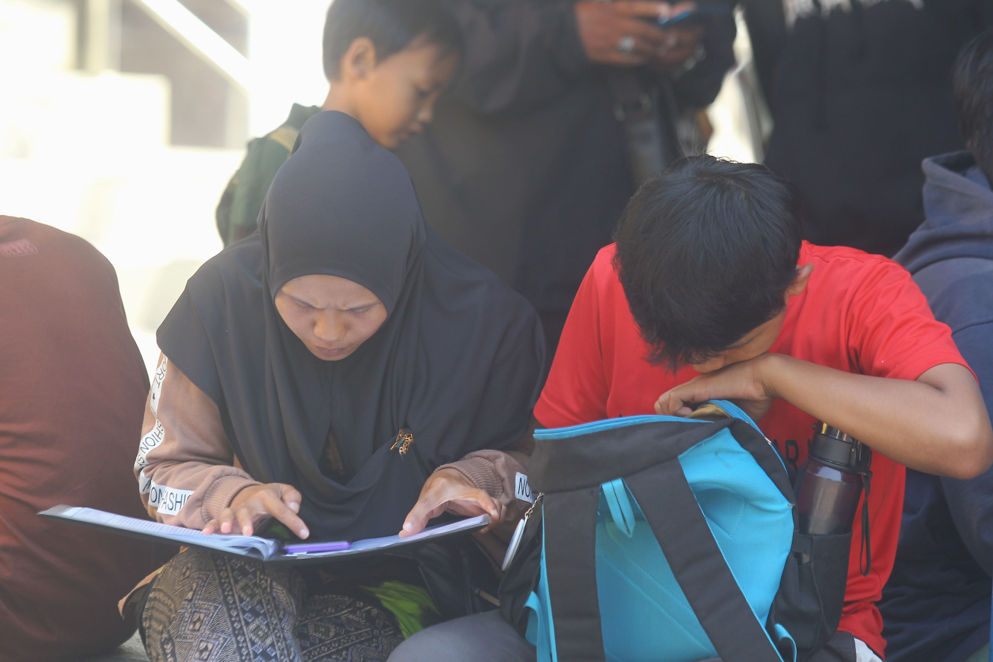Sejumlah orang tua calon murid baru menyiapkan dokumen guna mengurus administrasi dalam tahapan Sistem Penerimaan Murid Baru (SPMB), di Kantor Disdikpora Kota Jogja,  (19/6).