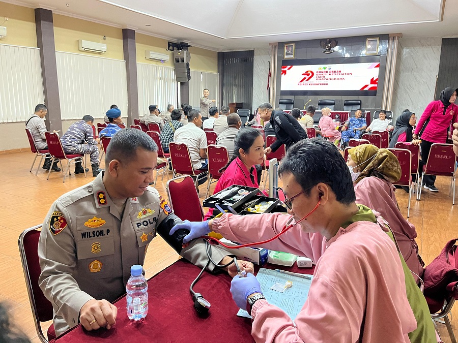 BERJEJER: Kapolres Kulon Progo AKBP Wilson Bugner&nbsp; mengikuti tes kesehatan sebelum mendonorkan darahnya.
