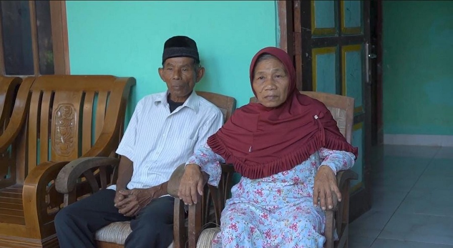 JUSTRU DIGUGAT: Mbah Tupon sedang memegang surat kuasa untuk hadir ke persidangan dalam gugatan kasus perdata 1 Juli mendatang.