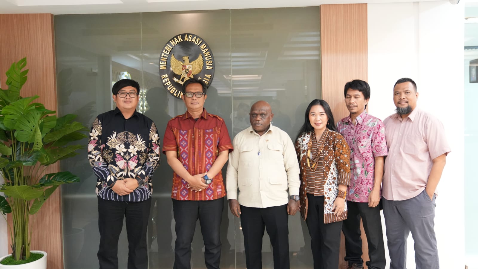 BERTEMU: Trah Sultan HB II saat melakukan pertemuan dengan Menteri HAM Natalius Pigai belum lama ini. 