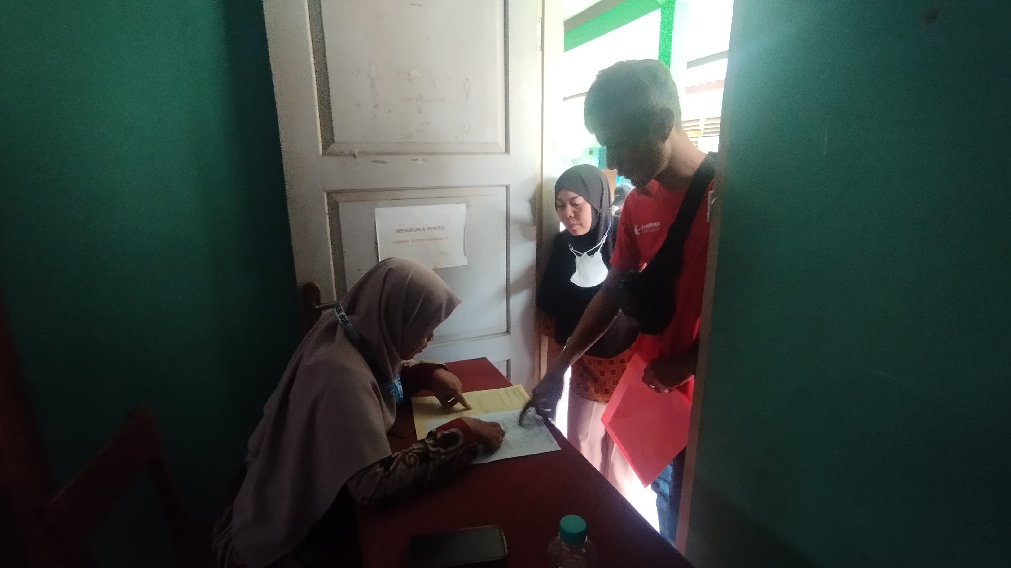 DAFTAR: Calon wali murid sedang melakukan pengajuan akun SPMB di SMP Negeri 4 Banguntapan Bantul, Kamis (19/6/2025)