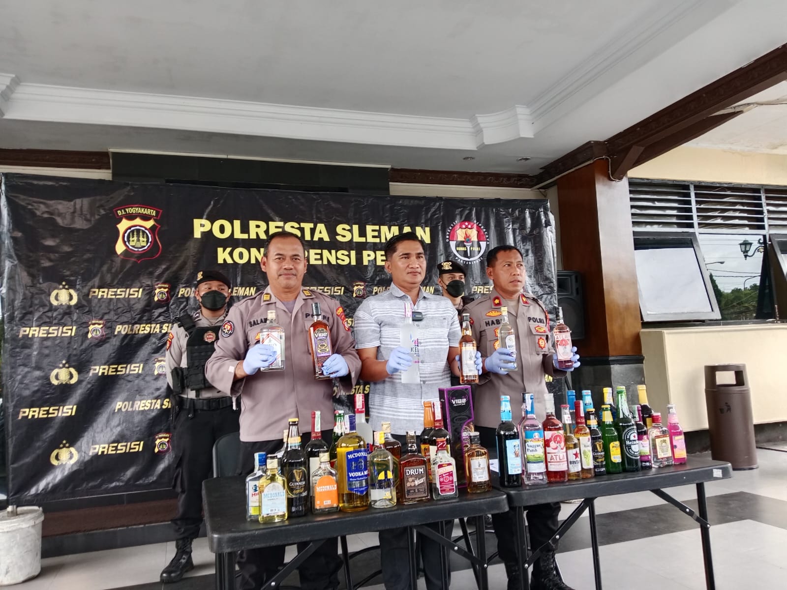 Ungkap kasus tindak pidana peredaran dan penjualan miras di Mapolresta Sleman (19/6/2025).