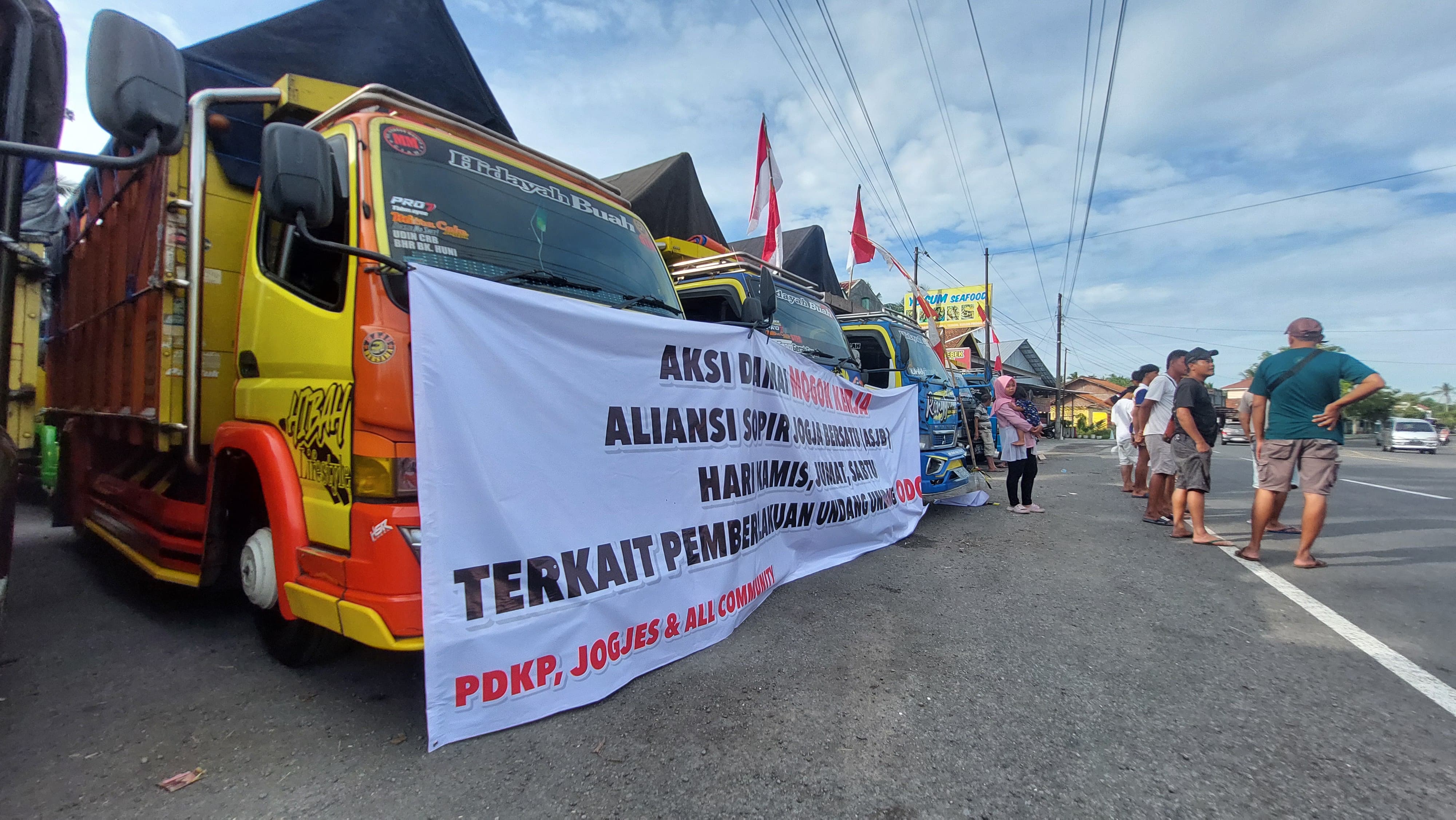 PARKIR: Ratusan truk angkutan barang tak beroperasional, karena sopir ikut aksi Mogok Kerja.
