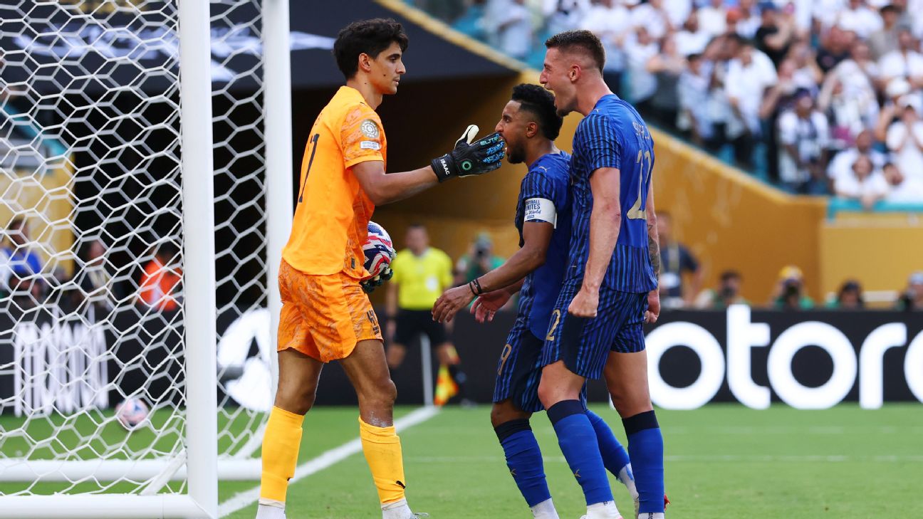 Pemain Al Hilal rayakan keberhasilan Yassine Bounou setelah menepis sepakan penalti pemain Real Madrid, Federico Valverde