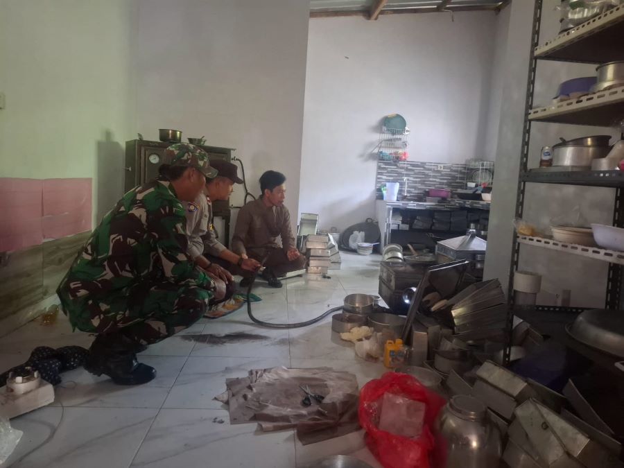 MENGECEK: Bhabainkamtibmas, Babinsa, dan Relawan sedang mengecek lokasi kejadian kebocoran gas di Kalurahan Srimartani, Kapanewon Piyungan, Kabupaten Bantul Kamis (19/6)