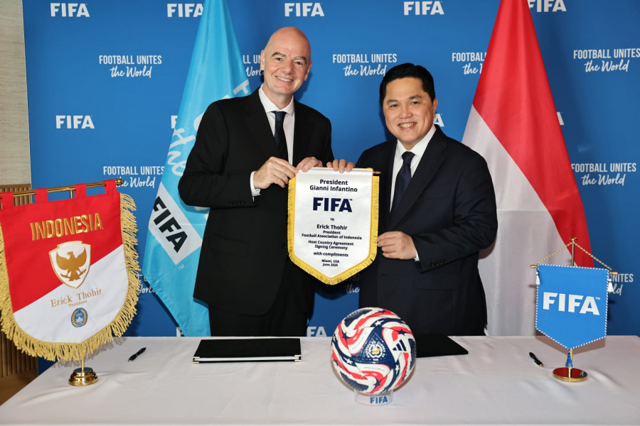 Keua Umum PSSI, Erick Thohir bersama Presiden FIFA, Gianni Infantino