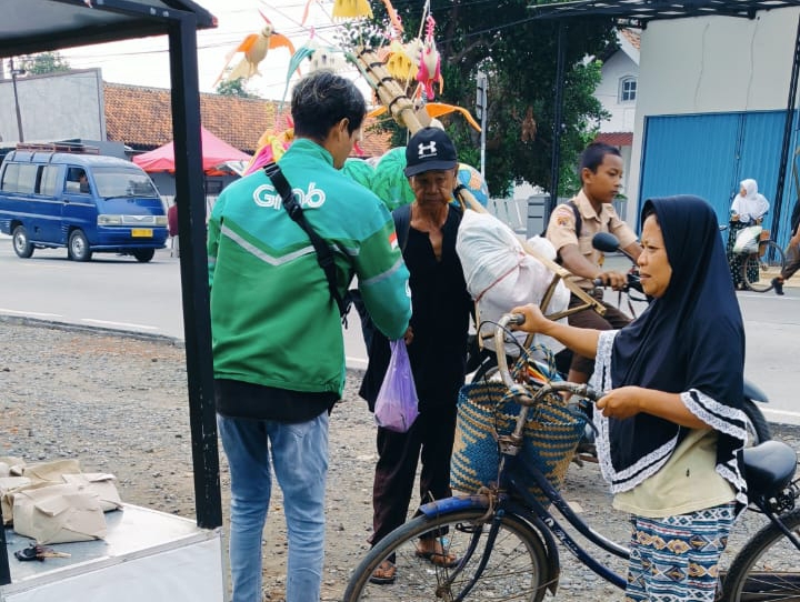 GERAKAN SOSIAL: Driver ojek online (ojol) yang tergabung dalam Komunitas Sega Ndog konsisten berbagi nasi bungkus setiap Jumat pagi.