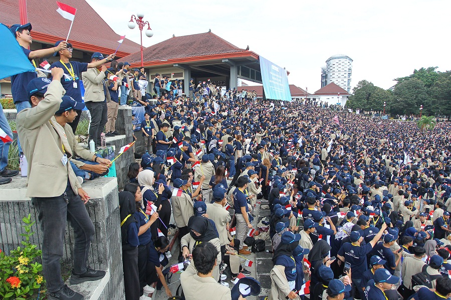 SIAP TERJUN: Ribuan mahasiswa UGM yang akan menjalani KKN tumpah ruah dalam seremonial penerjunan yang dilakukan di Lapangan Pancasila GSP UGM, Jumat (20/6/2025).