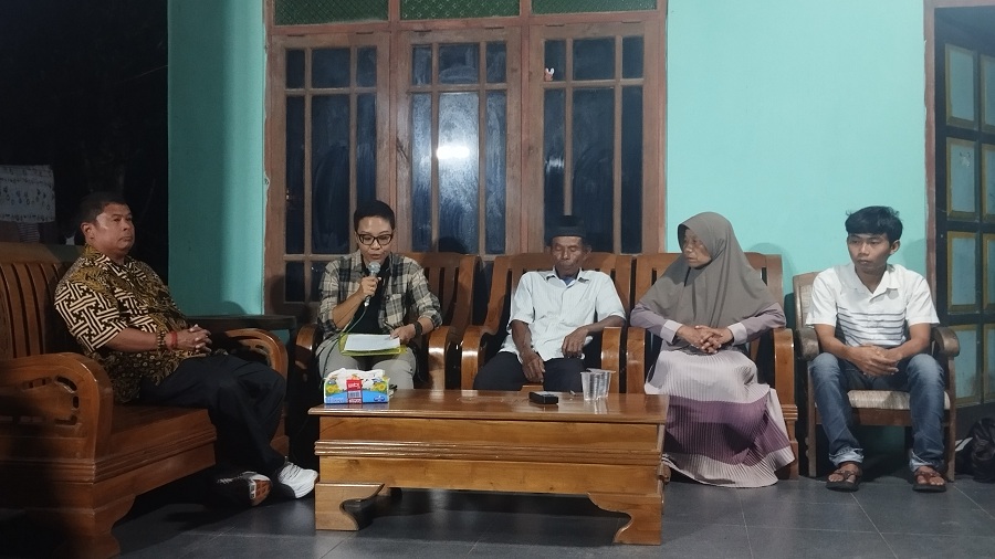 PEMBACAAN GUGATAN: Konferensi pers kasus mafia tanah di kediaman Mbah Tupon, Kamis (20/6/2025).