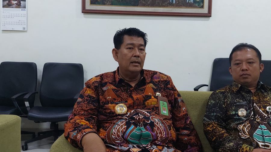PENJELASAN: Bupati Kulon Progo mengenakan baju Songsongagung Ngambararum.