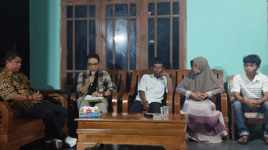 PEMBACAAN GUGATAN: Konferensi Pers Kasus Mafia Tanah yang diselenggarakan di kediaman Mbah Tupon Kamis (20/6)