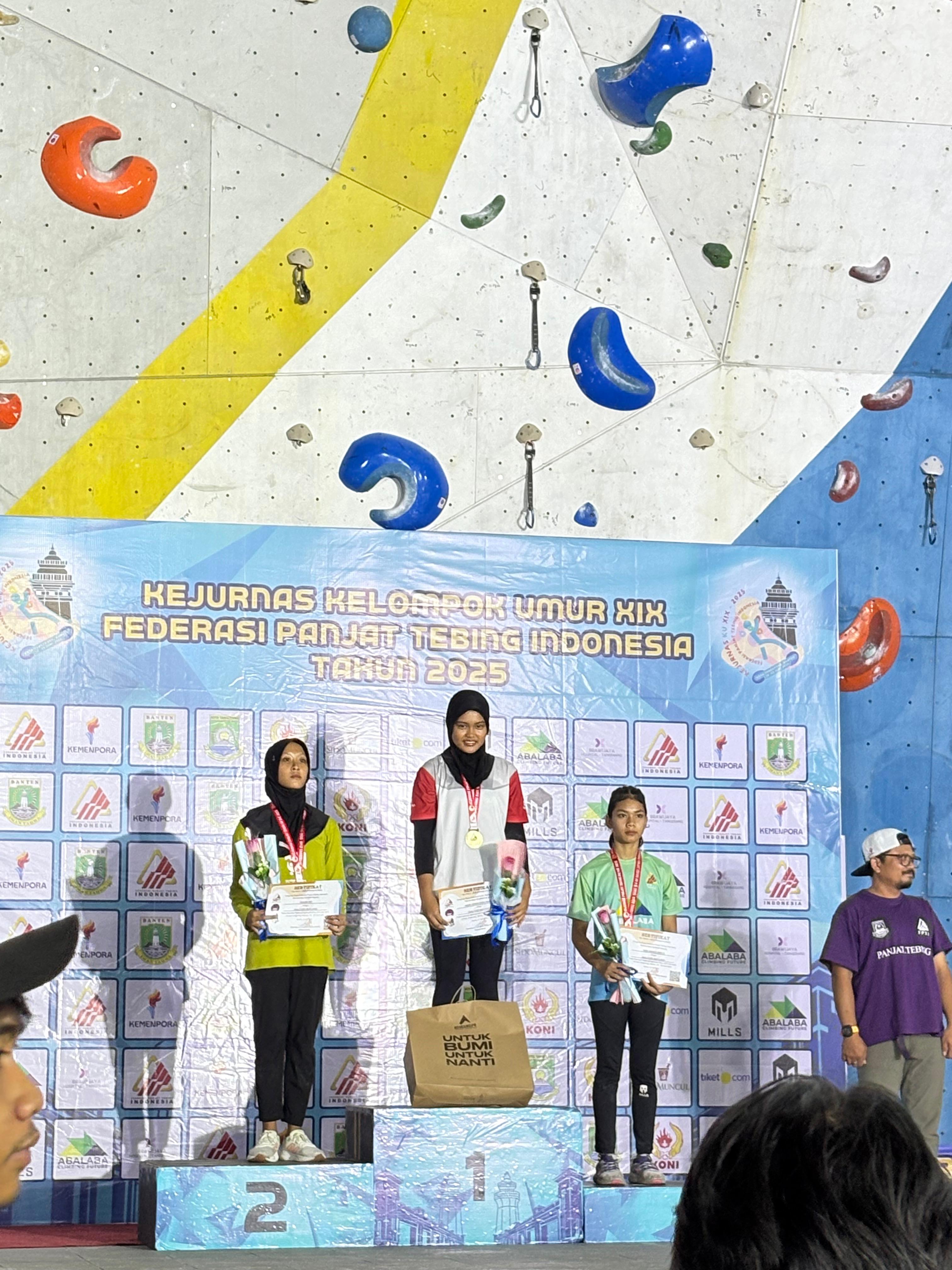 Hanifa Nur (kanan) saat naik podium juara di ajang Kejurnas Panjat Tebing KU XIX 2025