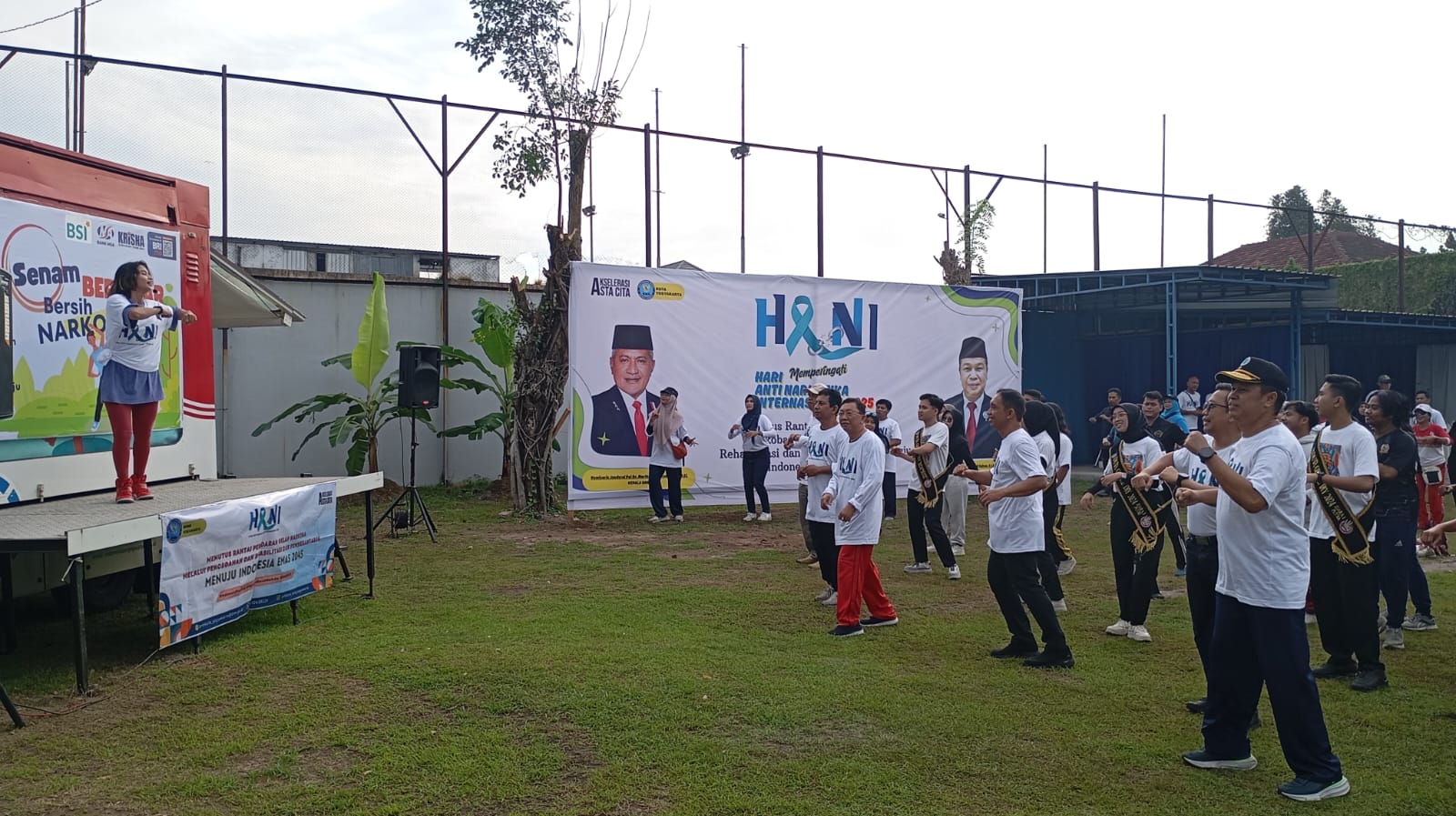 SEHAT : Ratusan peserta saat mengikuti kegiatan Senam Guyub Bersih Narkoba yang dilaksanakan di Kantor BNN Kota Jogja pada Jumat (20/6/2025).