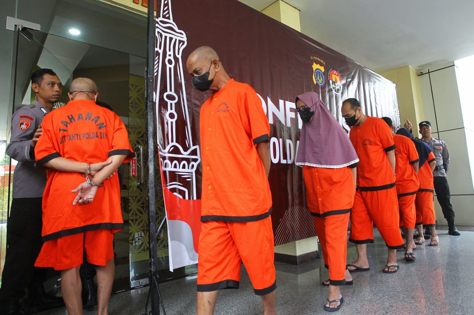 Enam dari tujuh tersangka dalam kasus mafia tanah dengan korban Mbah Tupon warga Bantul, dihadirkan saat rilis kasus di Mapolda DIY, Jumat (20/6/2025).