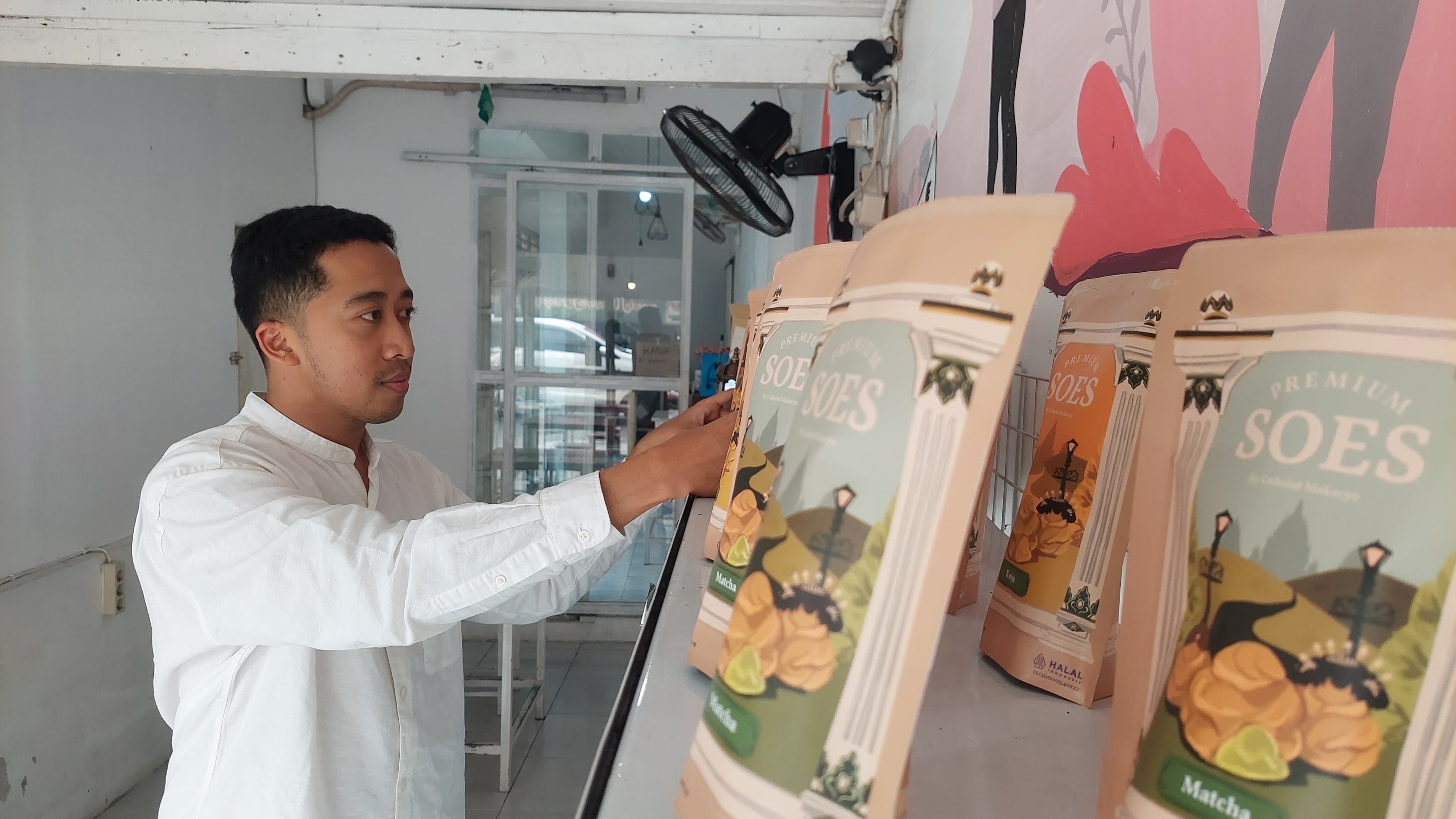 MUDA: Fachri menunjukkan beberapa produk varian dari cokelat.