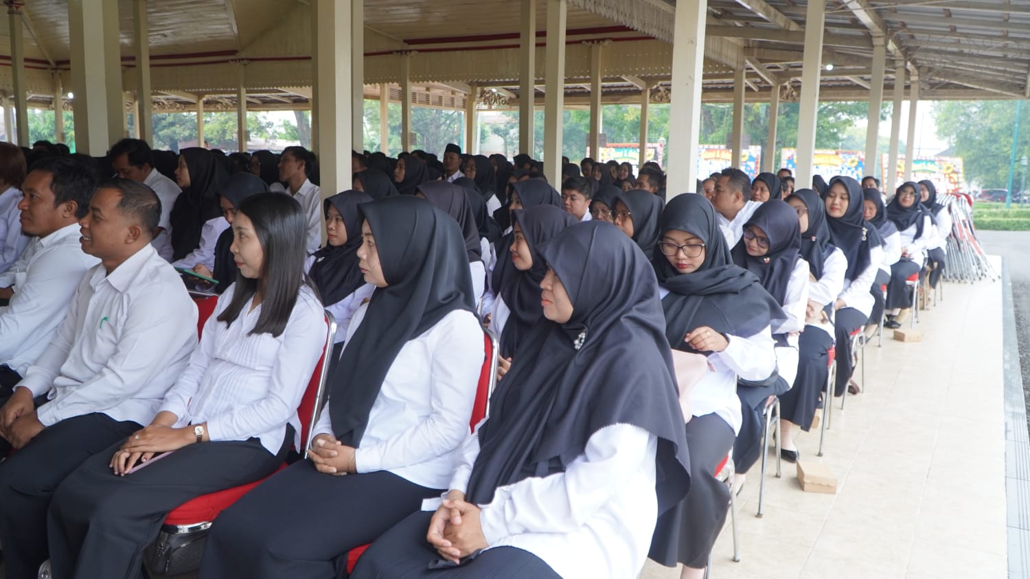 Penyerahan SK PPPK digelar di Bangsal Sewokoprojo dan dilakukan secara simbolis oleh Bupati Gunungkidul, Endah Subekti Kuntariningsih, kepada perwakilan PPPK Jumat (20/6/2025).