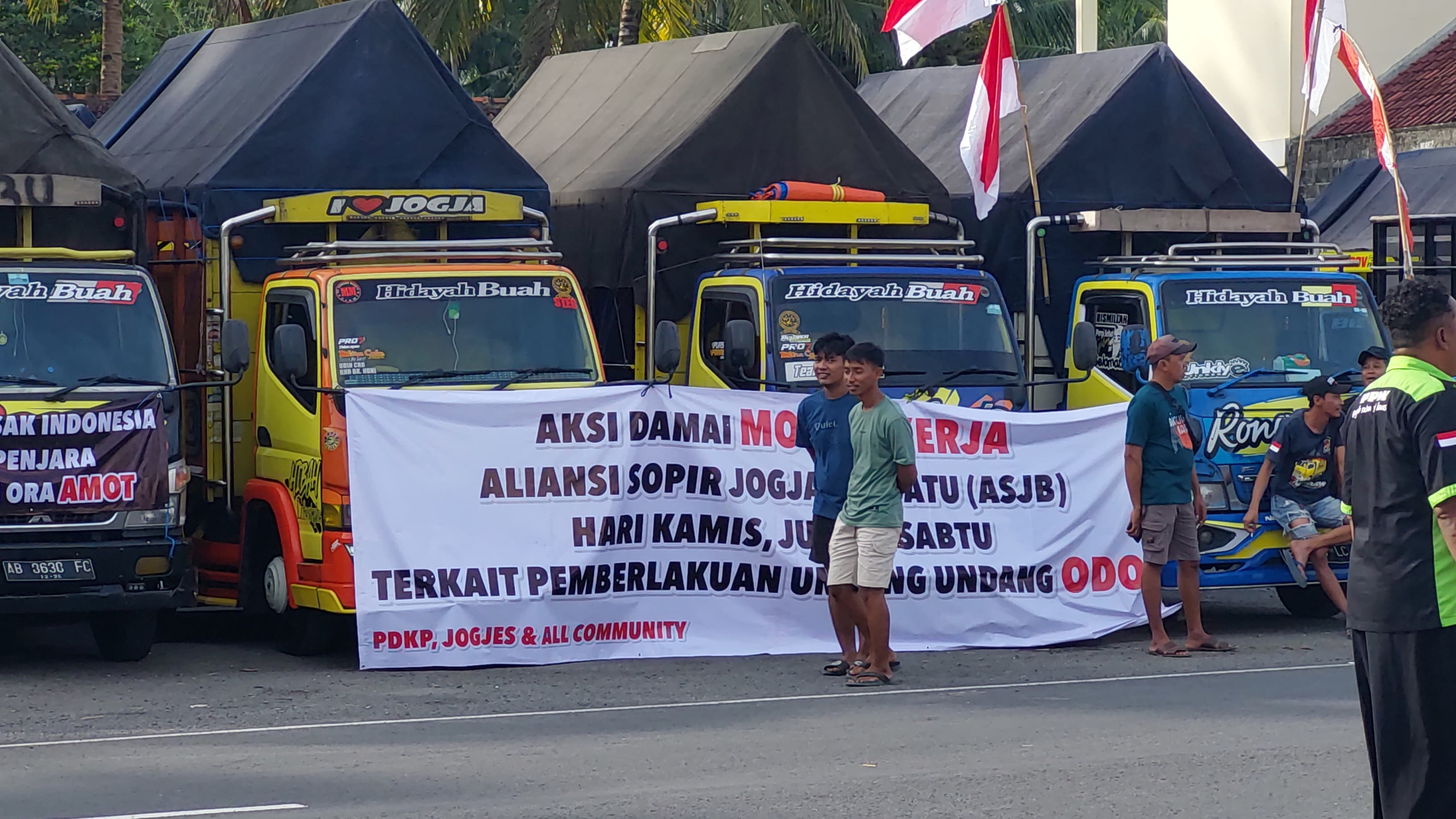 BERJAJAR: Puluhan truk logistik parkir sebagai bentuk menolak zero odol.