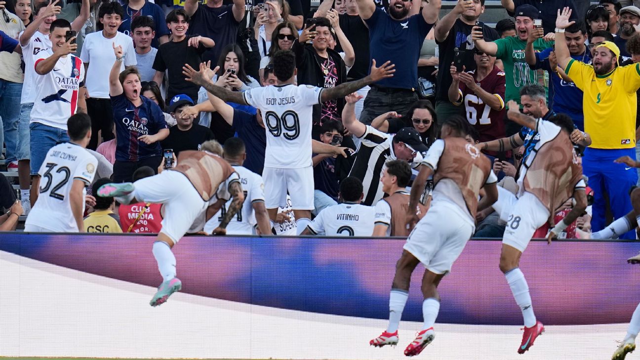 Pemain Botafogo rayakan kemenangan atas juara Liga Champions, PSG bersama suporter