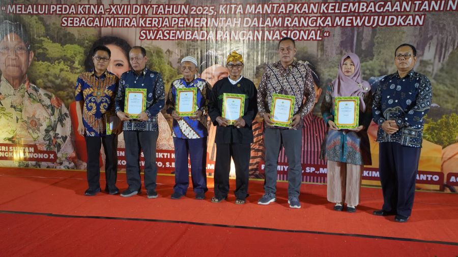 Peserta PEDA KTNA XVII Gunungkidul 2025 mendapatkan penghargaan dari wakil bupati.