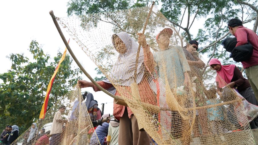 SUKA CITA: Ratusan warga Ponjong tumpah ruah di Telaga Klepeng, Padukuhan Bendogede, Kalurahan Sumbergiri, Kapanewon Ponjong, Minggun (22/6/2025).&nbsp;