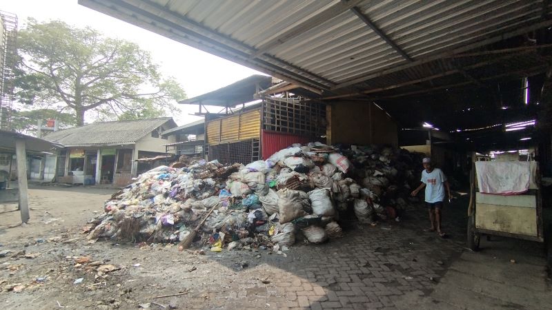 MENUMPUK: Depo sampah di Pasar Bantul sudah tidak bisa menampung sampah pada Minggu (22/6)
