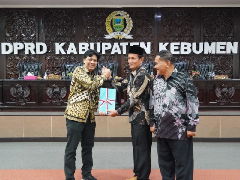 KESEPAKATAN BERSAMA: Ketua DPRD Kebumen Saman menerima nota kesepakatan tentang perubahan KUA-PPAS pada rapat paripurna Jumat (20/6) malam.