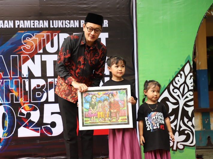 APRESIASI : Wakil Bupati Purworejo Dion Agasi Setiabudi memberikan semangat kepada peserta pameran lukisan di Gedung Serbaguna SD Maria Purworejo.
