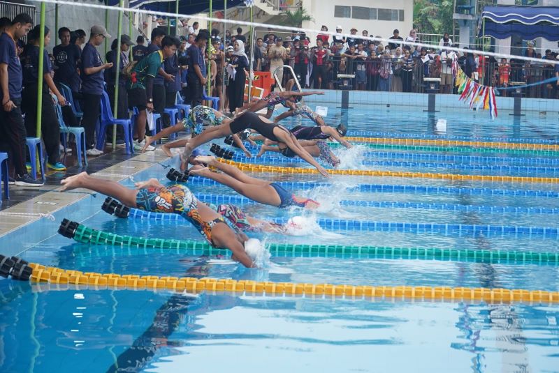 KOMPETITIF: Peserta dalam kejuaraan renang pemula Kapolres Magelang Kota Open 2025 di Samapta Aquatic Stadium, kemarin (22/6).