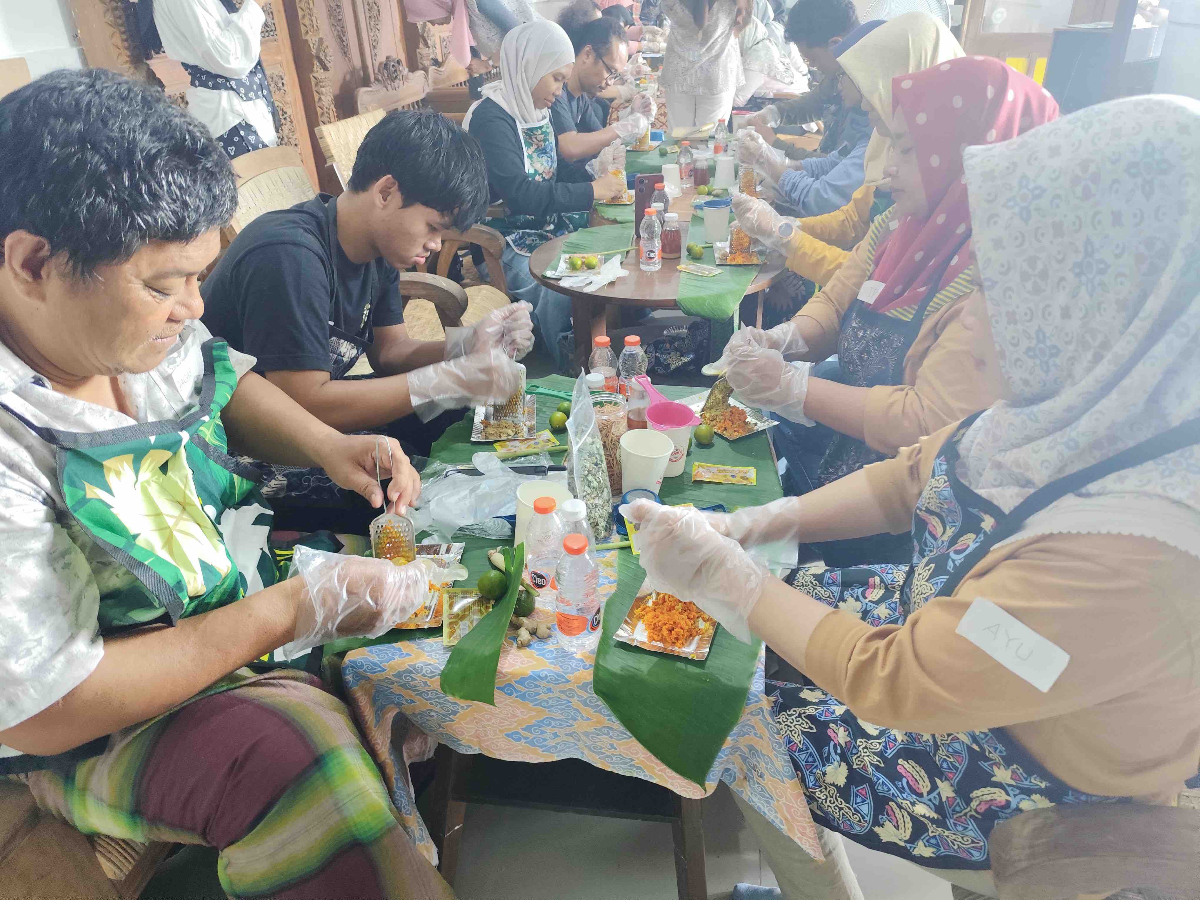 ANTUSIAS: Warga tampak berkonsentrasi meracik jamu tradisional di Muntilan, Sabtu (21/6).