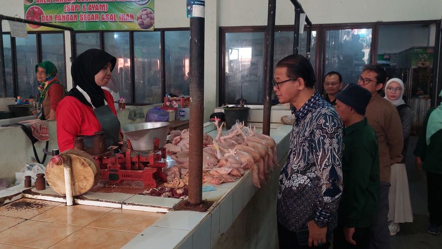 KUNJUNGAN: Andriko menanyakan perihal komoditas daging di Pasar Bendungan.