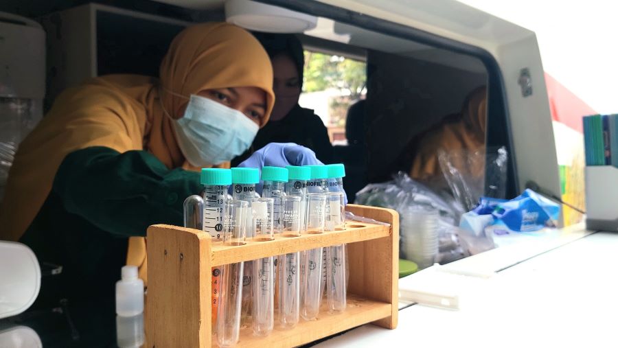 TES: Petugas laborat melihat hasil tes bahan pangan di Pasar Bendungan Wates.