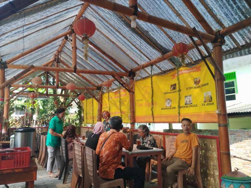 BERNASIB SAMA: Sejumlah korban investasi bodong menggelar pertemuan di rumah salah satu warga di Tamanagung, Muntilan, Sabtu (21/6).