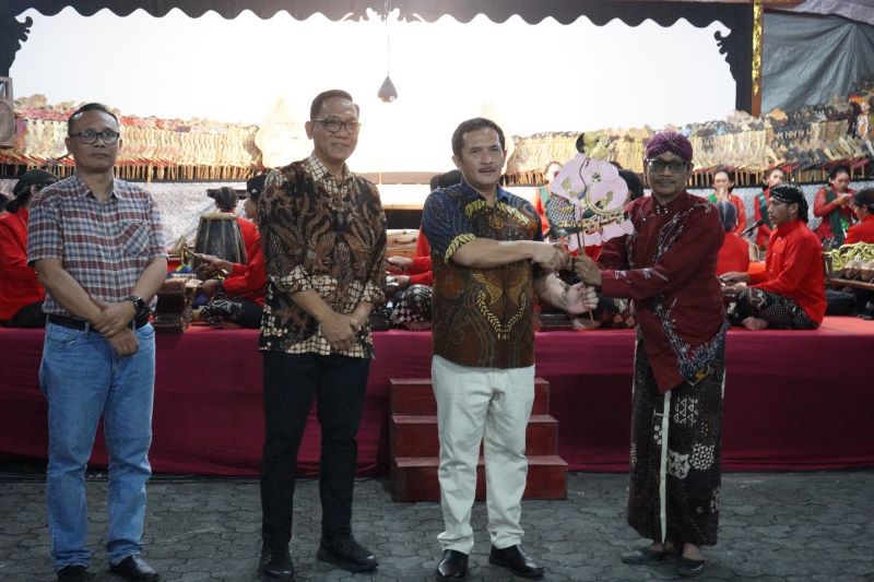 MOMONG RAKYAT: Ketua Komisi A DPRD DIY Eko Suwanto menyerahkan wayang semar kepada dalang Ki Geter Pramuji Widodo. Tampak di samping kiri Eko ikut mendampingi Wakil Wali Kota Jogja Wawan Harnawan