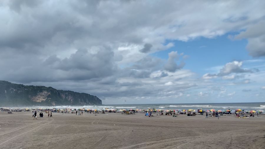 Ramai: Wisatawan sedang berwisata di Pantai Parangtritis Minggu (8/6)
