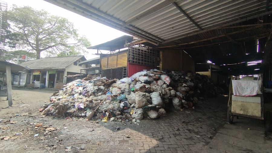 MENUMPUK: Depo sampah di Pasar Bantul sudah tidak bisa menampung sampah pada Minggu (22/6)