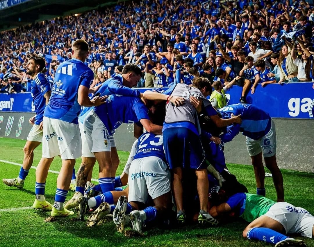 Pemain Real Oviedo rayakan kemenangan atas Mirandes untuk memastikan tiket promosi ke La Liga