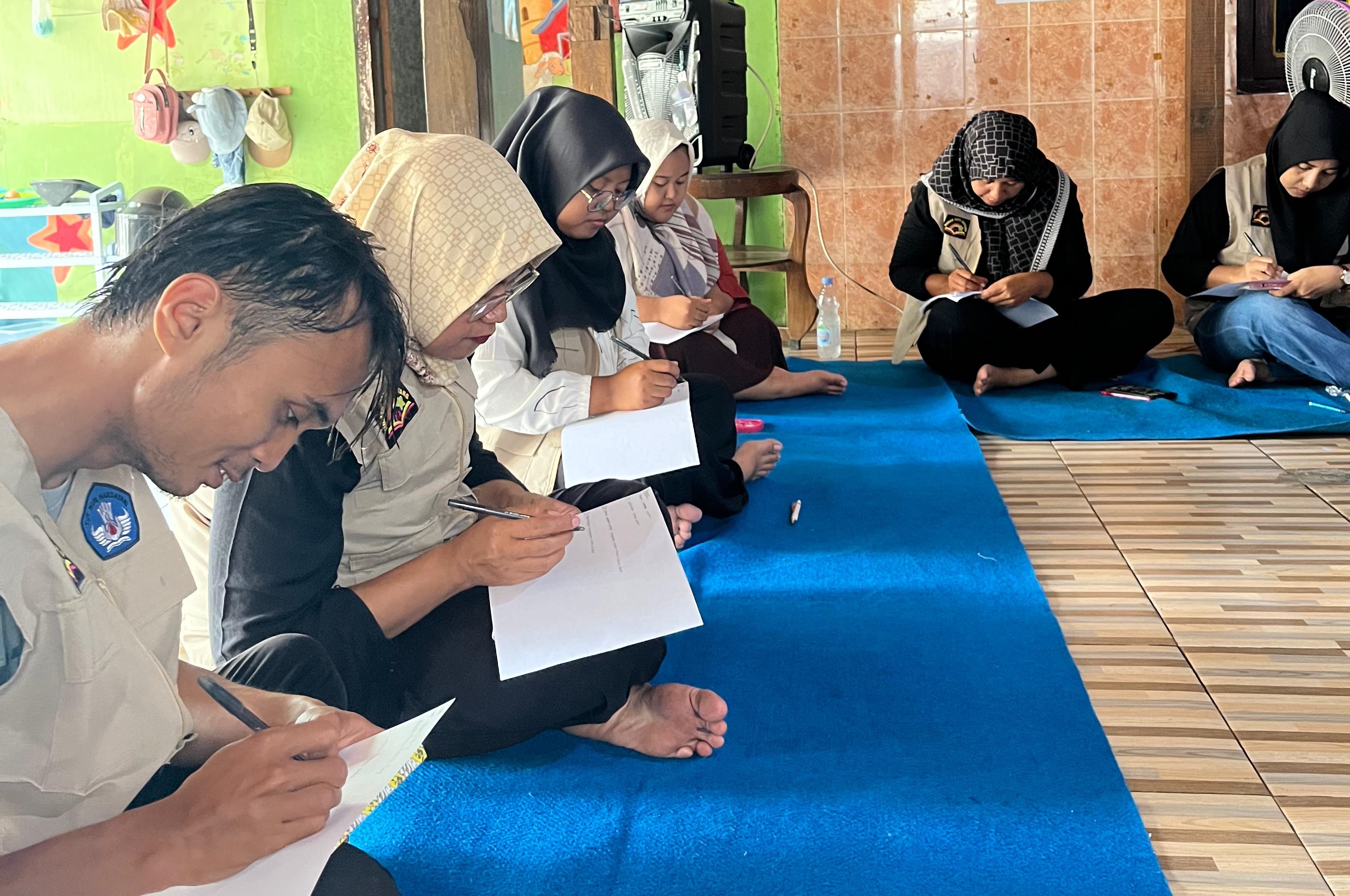 TURUN LAPANGAN: Tim dosen UMBY melakukan pengabdian di Taman Bacaan Masyarakat (TBM) Rumah Baca Bintang di Sedayu, Bantul, yang fokus pada literasi budaya dan kearifan lokal.