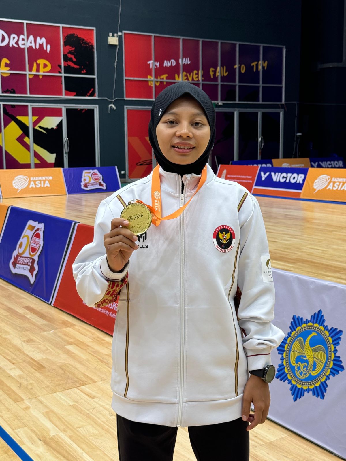 MEMBANGGAKAN: Atlet para badminton andalan DIY Qonitah Ikhtiar Syakuroh saat mendapatkan medali emas di ajang Asia Para Badminton Championship 2025.
